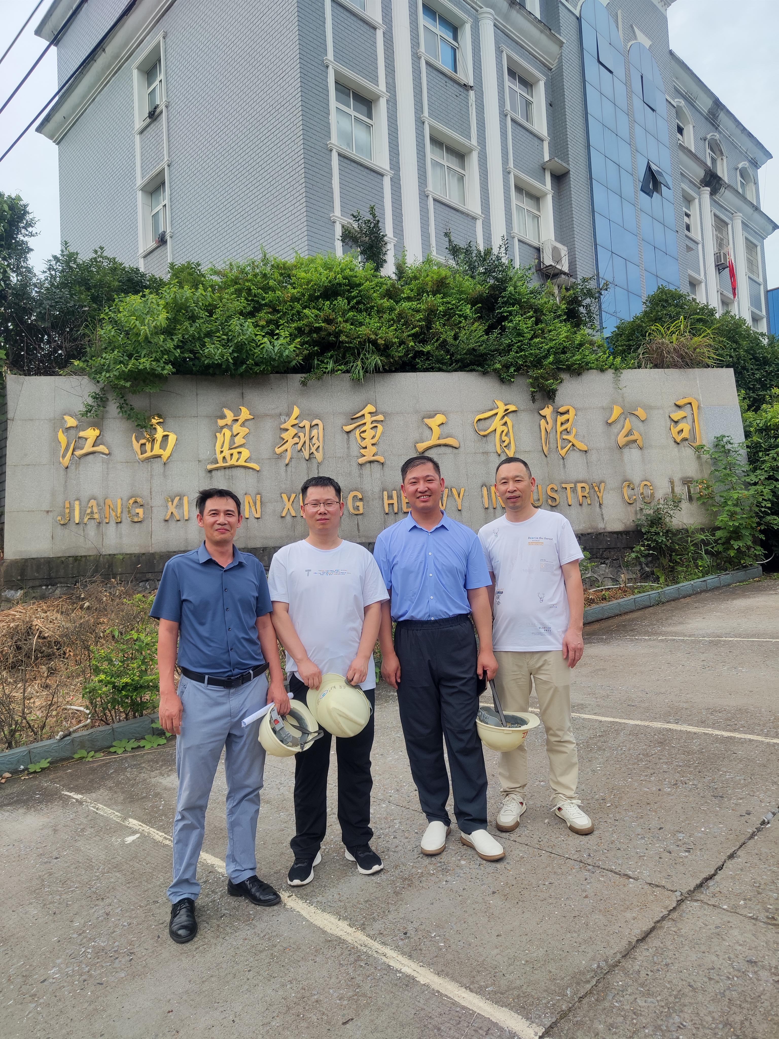 任家莊煤礦領(lǐng)導(dǎo)來廠驗收設(shè)備